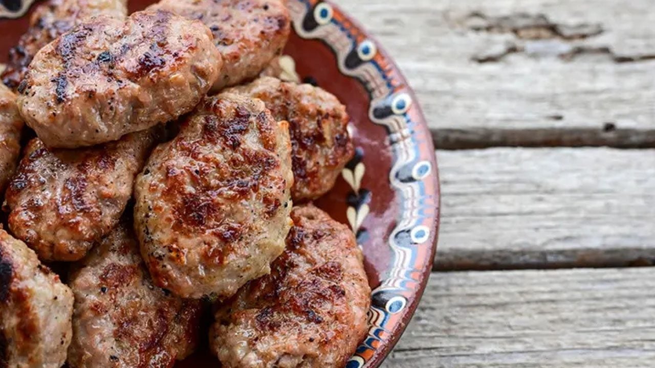 Köfte yaparken ekmek yerine 1 adet yumurta ekleyin! Yumuşacık oluyor... Bakın biz neler koymalıyız