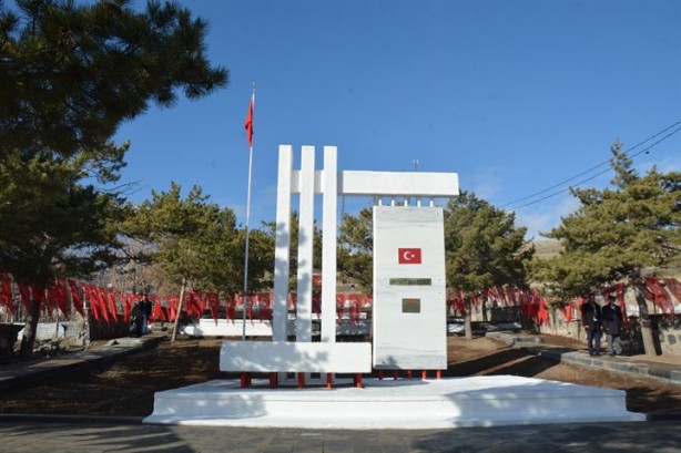 Foto - Koğuş yangınında şehit olan Mehmetçikler 52. yılında dualarla yad edildi