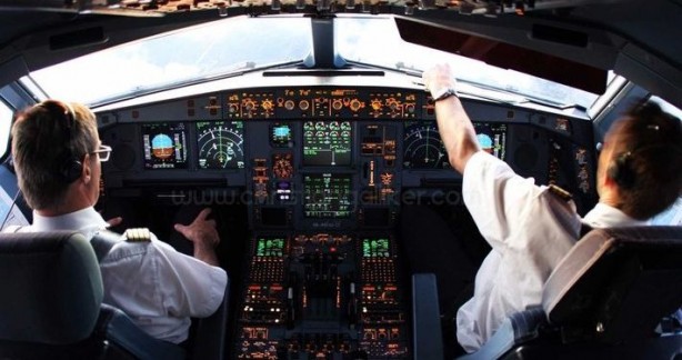 Kokpitlerde de tıpkı arabalardaki gibi radyo var mı?