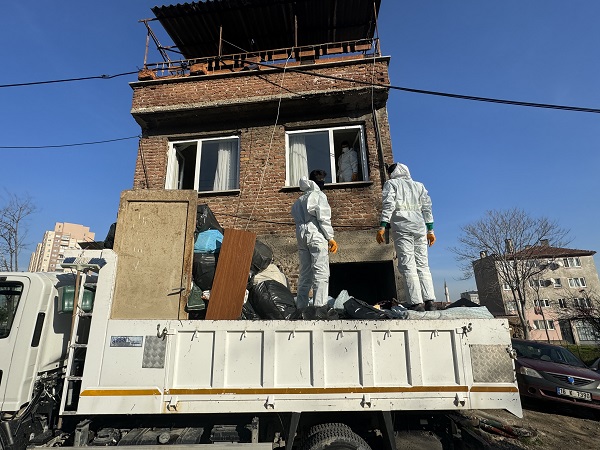 Koku şikayetiyle gittiler! Ekipler şoke oldu