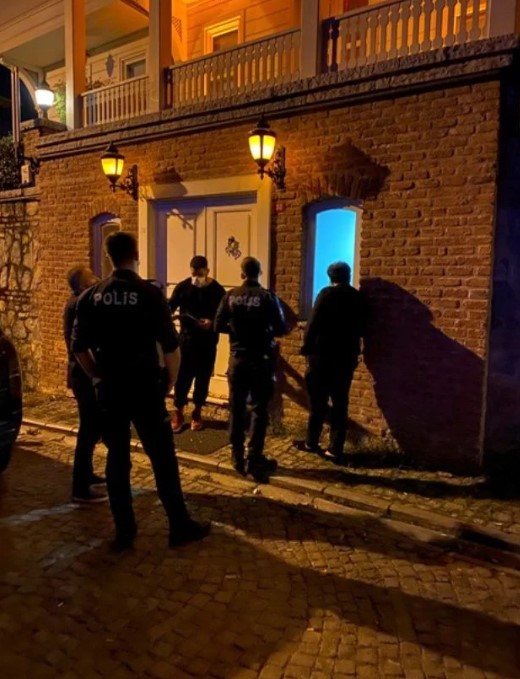 Foto - Kokuşmuş mahalleden bir skandal daha! Görüntüleri yayılmasın diye telefonları topladılar