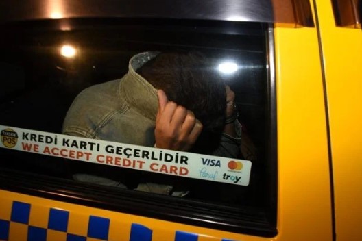 Foto - Kokuşmuş mahalleden bir skandal daha! Görüntüleri yayılmasın diye telefonları topladılar