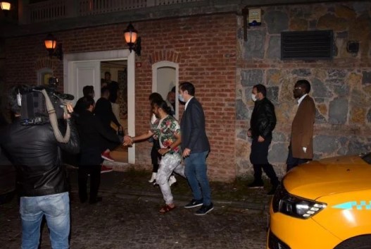 Foto - Kokuşmuş mahalleden bir skandal daha! Görüntüleri yayılmasın diye telefonları topladılar