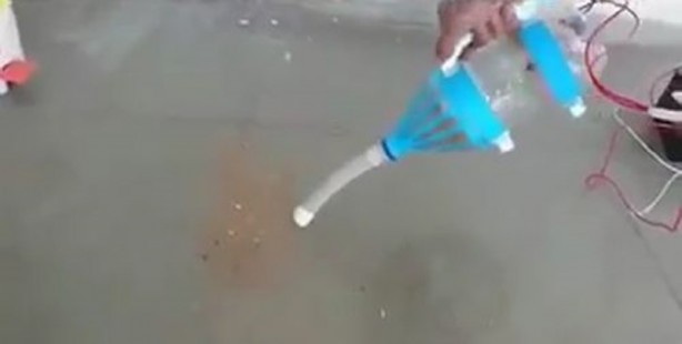 Foto - Kola şişesinden elektrikli süpürge yaptı