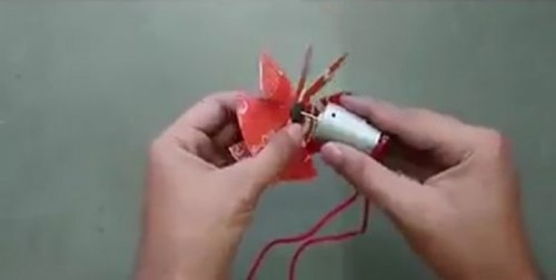 Foto - Kola şişesinden elektrikli süpürge yaptı