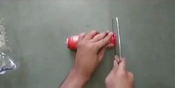 Foto - Kola şişesinden elektrikli süpürge yaptı