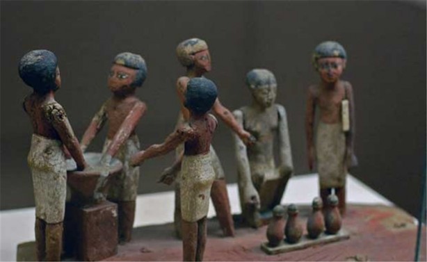 Foto - Kölelere bal sürüp satıyorlardı!