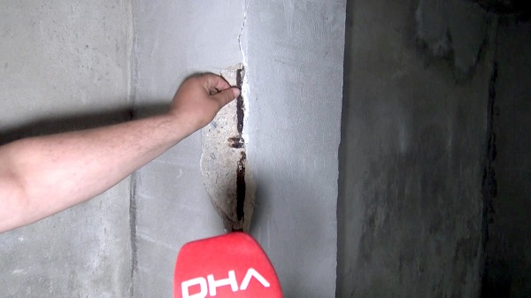 Foto - Kolonlar çatlaklarla dolu.. Ölüme meydan okuyorlar! 