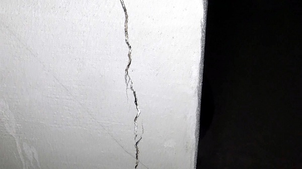 Foto - Kolonlar çatlaklarla dolu.. Ölüme meydan okuyorlar! 