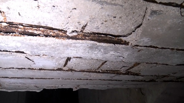 Foto - Kolonlar çatlaklarla dolu.. Ölüme meydan okuyorlar! 