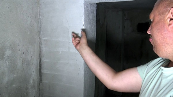 Foto - Kolonlar çatlaklarla dolu.. Ölüme meydan okuyorlar! 