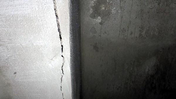 Foto - Kolonlar çatlaklarla dolu.. Ölüme meydan okuyorlar! 