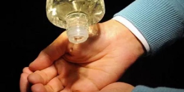 Foto - Kolonya koklamak orucu bozar mı? Elleri kolonya ile yıkamak orucu bozar mı?