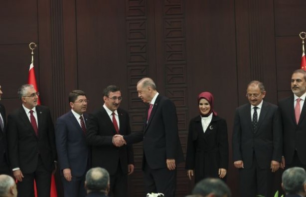 Koltuğu devreden eski bakanlardan peş peşe veda paylaşımları