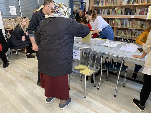 Foto - Koltuk değnekleri ile sandıklara geldiler