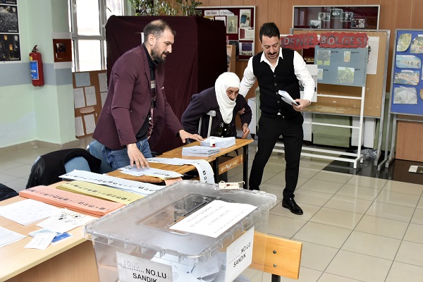 Foto - Koltuk değnekleriyle sandık başına! 112 yaşındaki Güllü Nine örnek oldu