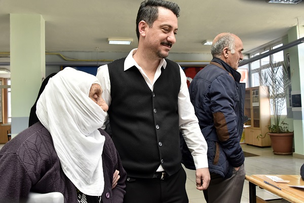 Foto - Koltuk değnekleriyle sandık başına! 112 yaşındaki Güllü Nine örnek oldu