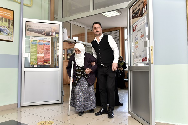 Foto - Koltuk değnekleriyle sandık başına! 112 yaşındaki Güllü Nine örnek oldu