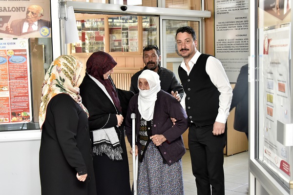 Foto - Koltuk değnekleriyle sandık başına! 112 yaşındaki Güllü Nine örnek oldu