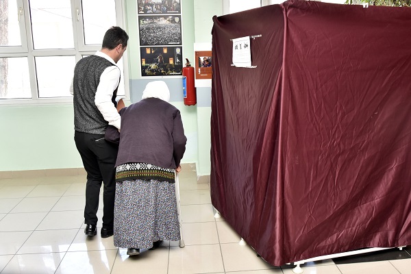 Foto - Koltuk değnekleriyle sandık başına! 112 yaşındaki Güllü Nine örnek oldu
