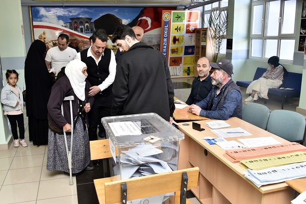 Foto - Koltuk değnekleriyle sandık başına! 112 yaşındaki Güllü Nine örnek oldu