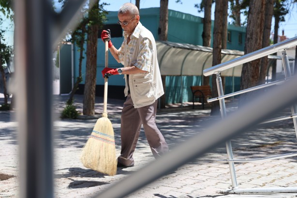 Foto - Kolunda platin bacağındaki protezle 86 yaşında her gün cami temizliyor