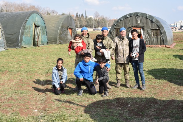 Komandolar Adıyaman'da 35 bin metrekare alana çadır kent kuruyor