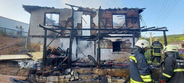 Foto - Kombi patladı müstakil ev kül oldu