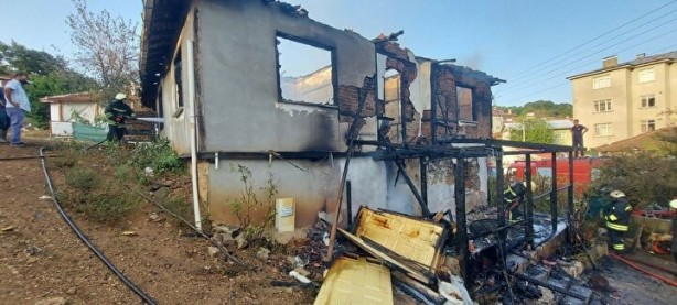 Foto - Kombi patladı müstakil ev kül oldu