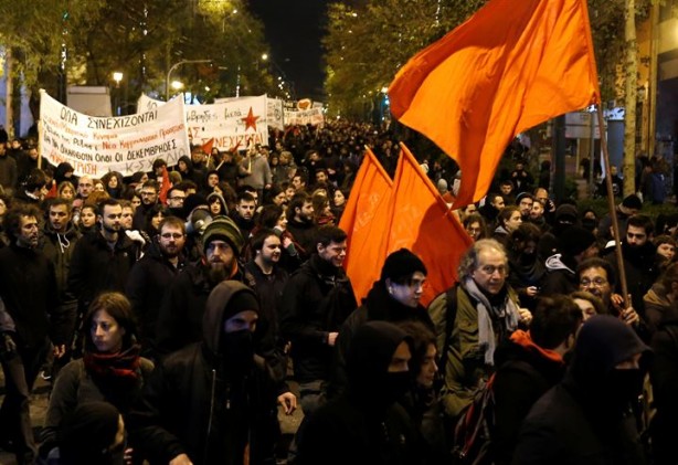 Foto - Komşu ülke polis kurşunuyla ölen genci anarken karıştı