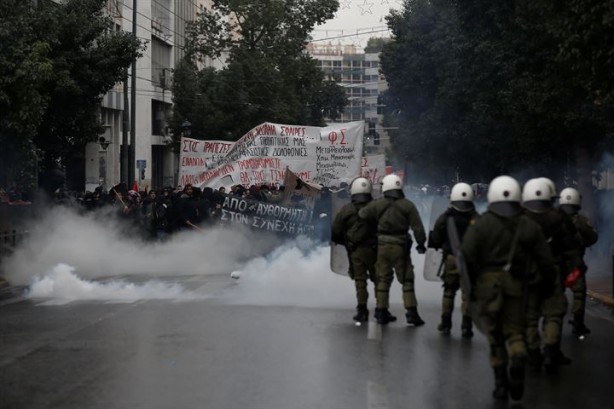 Foto - Komşu ülke polis kurşunuyla ölen genci anarken karıştı