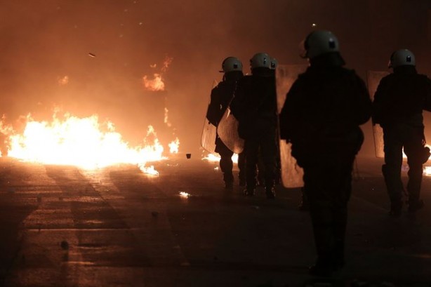 Foto - Komşu ülke polis kurşunuyla ölen genci anarken karıştı