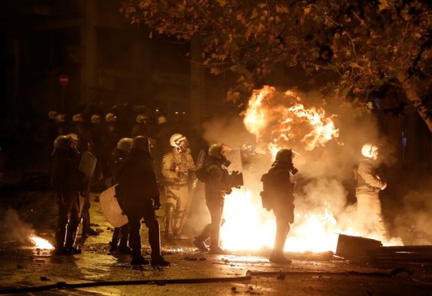 Foto - Komşu ülke polis kurşunuyla ölen genci anarken karıştı