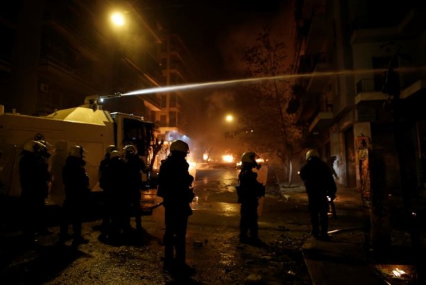 Foto - Komşu ülke polis kurşunuyla ölen genci anarken karıştı