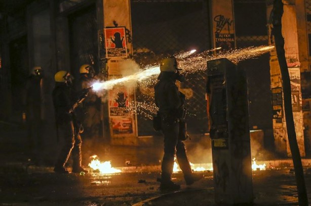 Foto - Komşu ülke polis kurşunuyla ölen genci anarken karıştı