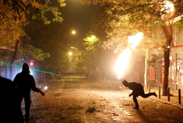 Foto - Komşu ülke polis kurşunuyla ölen genci anarken karıştı