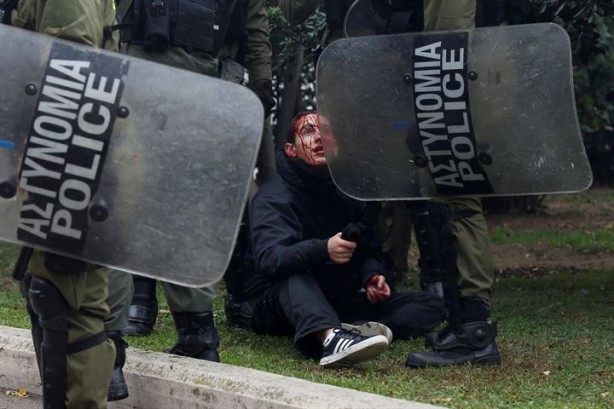 Foto - Komşu ülke polis kurşunuyla ölen genci anarken karıştı