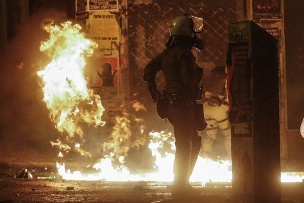 Foto - Komşu ülke polis kurşunuyla ölen genci anarken karıştı