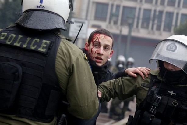 Foto - Komşu ülke polis kurşunuyla ölen genci anarken karıştı
