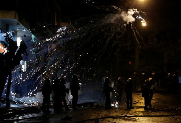 Foto - Komşu ülke polis kurşunuyla ölen genci anarken karıştı