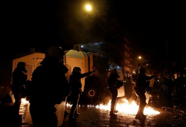 Foto - Komşu ülke polis kurşunuyla ölen genci anarken karıştı