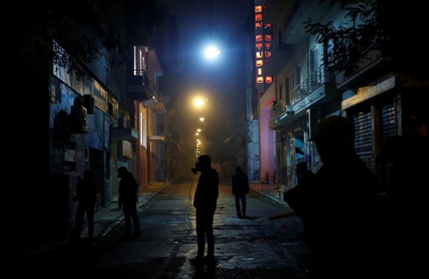 Foto - Komşu ülke polis kurşunuyla ölen genci anarken karıştı