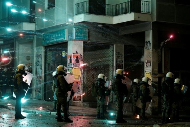 Foto - Komşu ülke polis kurşunuyla ölen genci anarken karıştı