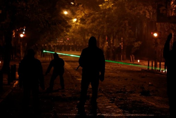 Foto - Komşu ülke polis kurşunuyla ölen genci anarken karıştı