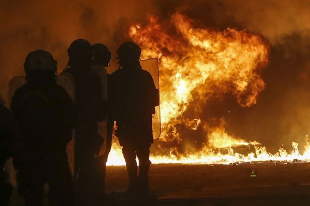Komşu ülke polis kurşunuyla ölen genci anarken karıştı