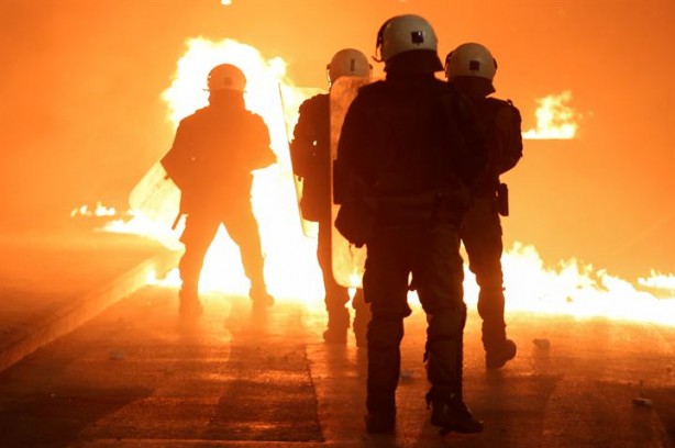 Foto - Komşu ülke polis kurşunuyla ölen genci anarken karıştı