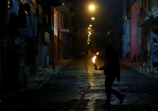 Foto - Komşu ülke polis kurşunuyla ölen genci anarken karıştı