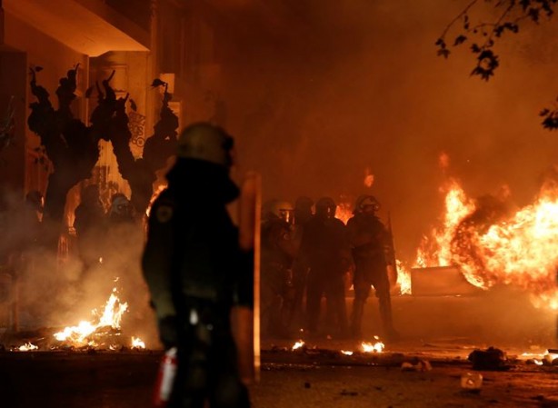 Foto - Komşu ülke polis kurşunuyla ölen genci anarken karıştı