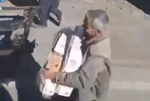 Foto - Komşu'da kaza yapan Türk tırını yağmaladılar! Skandal görüntüler