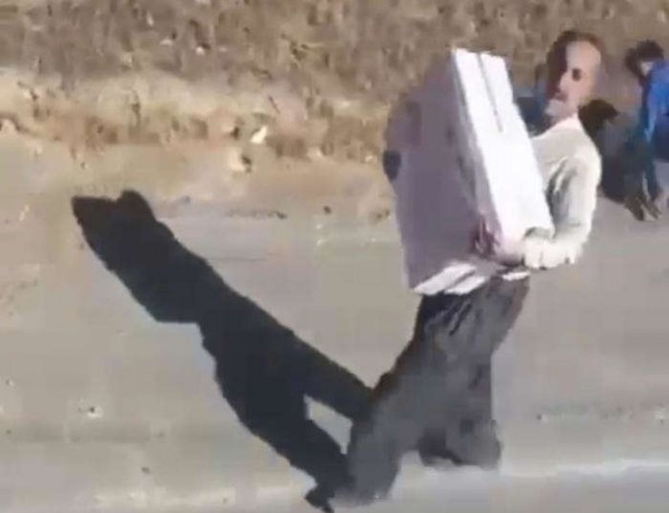 Foto - Komşu'da kaza yapan Türk tırını yağmaladılar! Skandal görüntüler